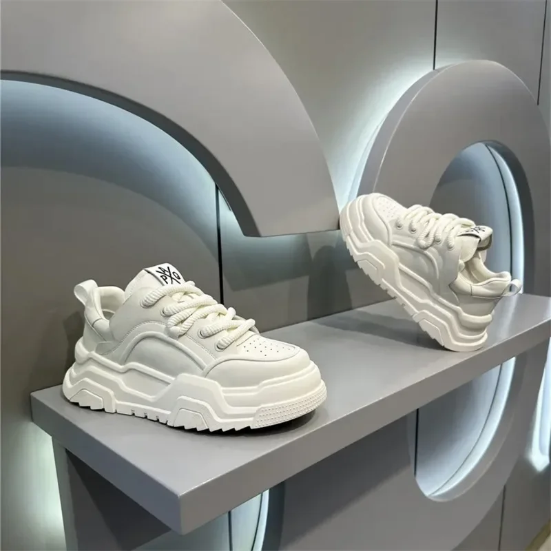 مصمم نمط حذاء رجالي أبيض مريح  - مراجعة Mens Fashion Trainers 2025 وسعره